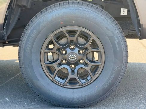 Certified 2021 Toyota Tacoma SR5 AWD/4WD image 9