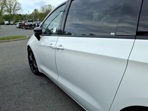 Used 2025 Chrysler Pacifica Limited FWD image 11