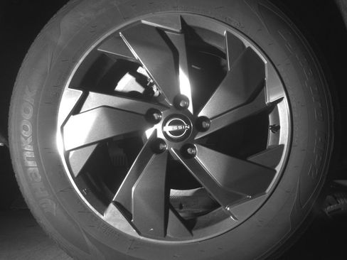 Used 2025 Nissan Rogue SV image 14