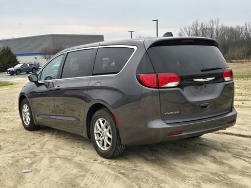 Used 2023 Chrysler Voyager LX image 10