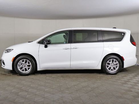 Used 2024 Chrysler Pacifica Touring-L FWD image 18