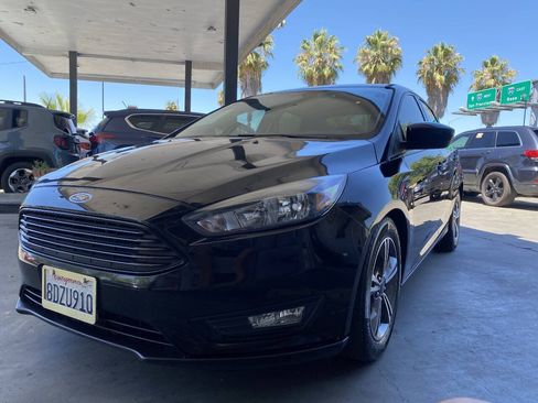Used 2018 Ford Focus SE w/ SE Appearance Package FWD image 2