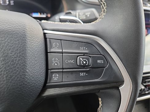 Used 2024 Jeep Grand Cherokee Altitude AWD/4WD image 19