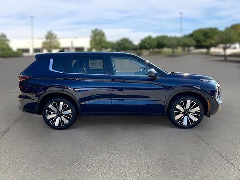 New 2025 Mitsubishi Outlander SE image 8
