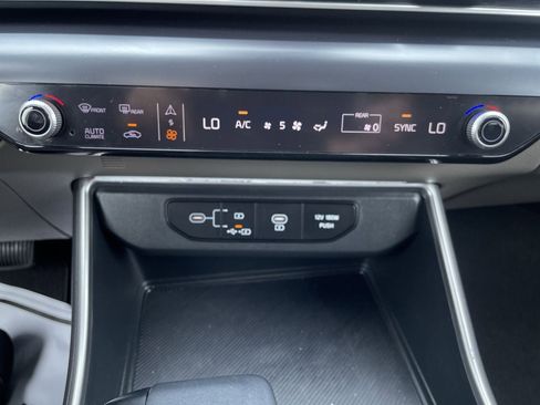 Used 2025 Kia Carnival FWD image 16