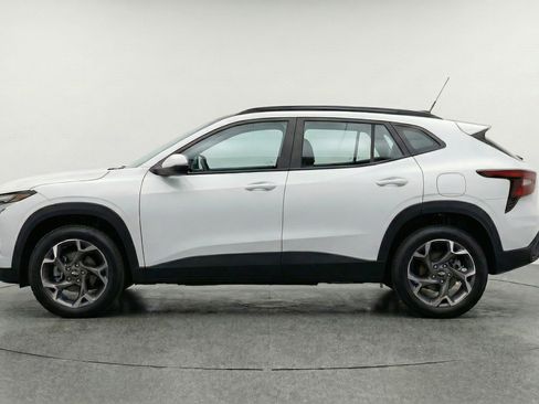 Used 2025 Chevrolet Trax LT w/ LT Convenience Package image 5