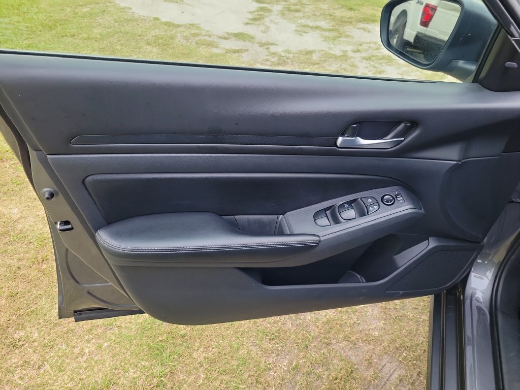 Used 2025 Nissan Altima 2.5 SV FWD image 19