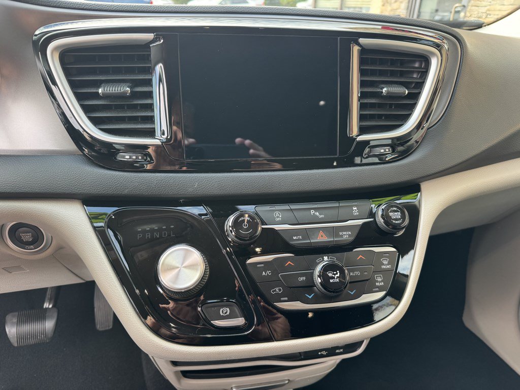 Used 2020 Chrysler Pacifica Touring FWD image 14