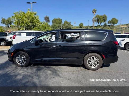 Used 2024 Chrysler Pacifica Touring-L FWD image 2