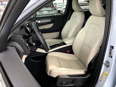 Used 2025 Volvo XC40 B5 Ultra w/ Climate Package image 8