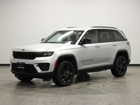 Used 2023 Jeep Grand Cherokee Altitude image 4