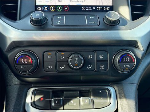 Used 2021 GMC Acadia SLT w/ Elevation Edition image 17