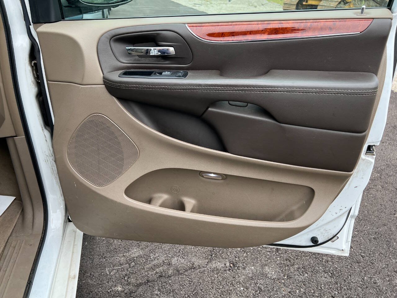 Used 2015 Chrysler Town & Country Touring w/ Driver Convenience Group FWD image 10