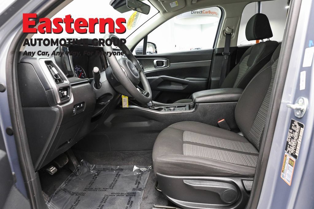Used 2023 Kia Sorento LX AWD/4WD image 13