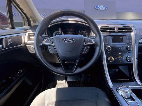 Used 2017 Ford Fusion SE image 8