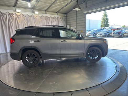 Used 2020 GMC Terrain SLE w/ Elevation Edition FWD image 4
