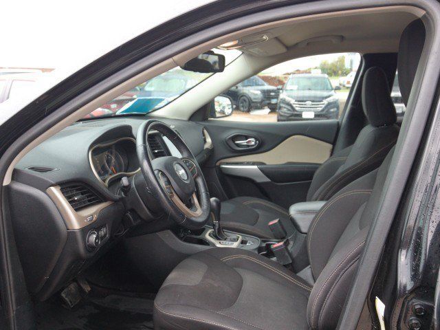 Used 2017 Jeep Cherokee Latitude w/ Cold Weather Group AWD/4WD image 10