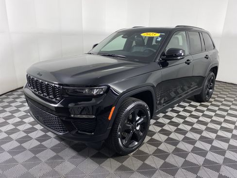 Used 2025 Jeep Grand Cherokee Limited w/ Black Appearance Package AWD/4WD image 12