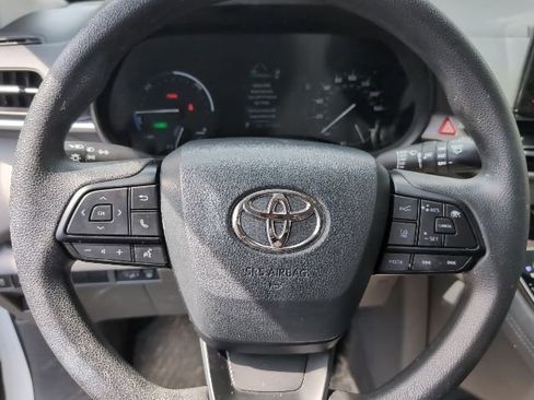 Used 2024 Toyota Sienna LE w/ LE Plus Package image 15
