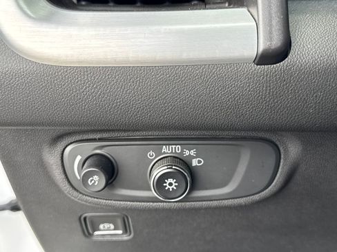 Used 2024 GMC Terrain SLE image 27