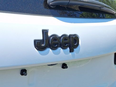 Used 2022 Jeep Grand Cherokee Laredo X AWD/4WD image 30