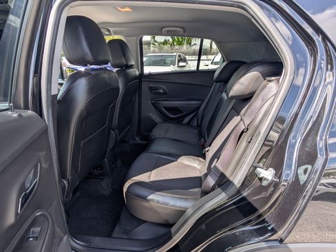 Used 2020 Chevrolet Trax LT w/ LT Convenience Package image 12