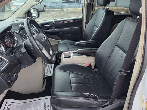 Used 2016 Chrysler Town & Country Touring FWD image 15