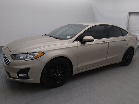 Used 2019 Ford Fusion SE w/ Equipment Group 151A image 2