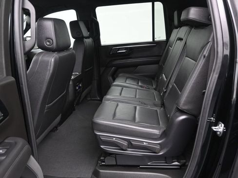 Used 2025 Chevrolet Suburban LT RWD image 14