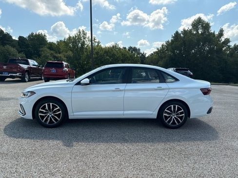 Certified 2025 Volkswagen Jetta SE image 4