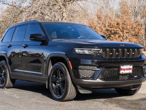 Used 2025 Jeep Grand Cherokee Altitude image 2