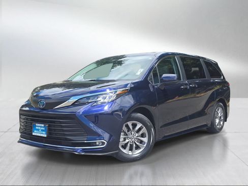 Used 2023 Toyota Sienna XLE AWD/4WD image 1