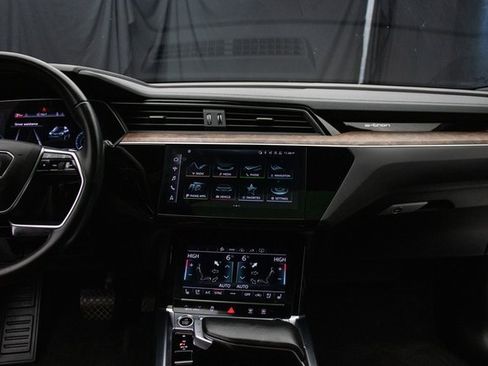 Used 2022 Audi e-tron Premium Plus w/ Premium Plus Package image 25