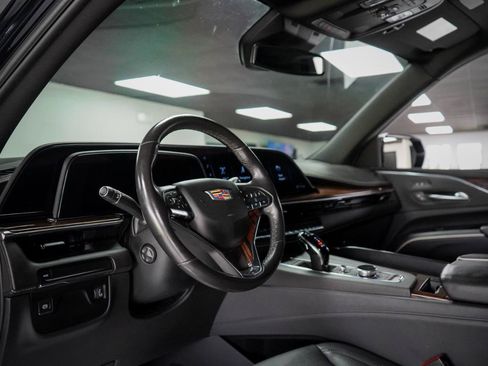 Used 2024 Cadillac Escalade Luxury RWD image 15