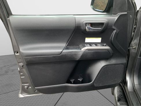 Used 2019 Toyota Tacoma TRD Off-Road image 11