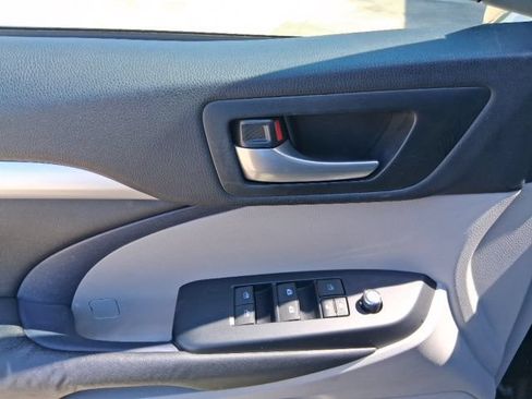 Used 2015 Toyota Highlander XLE FWD image 10