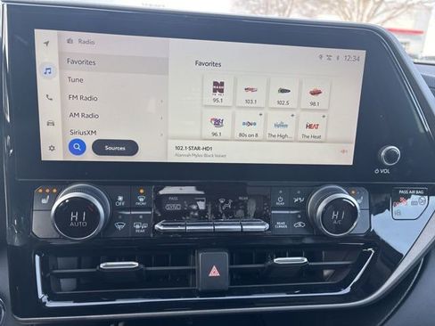 Used 2023 Toyota Highlander Bronze Edition image 10