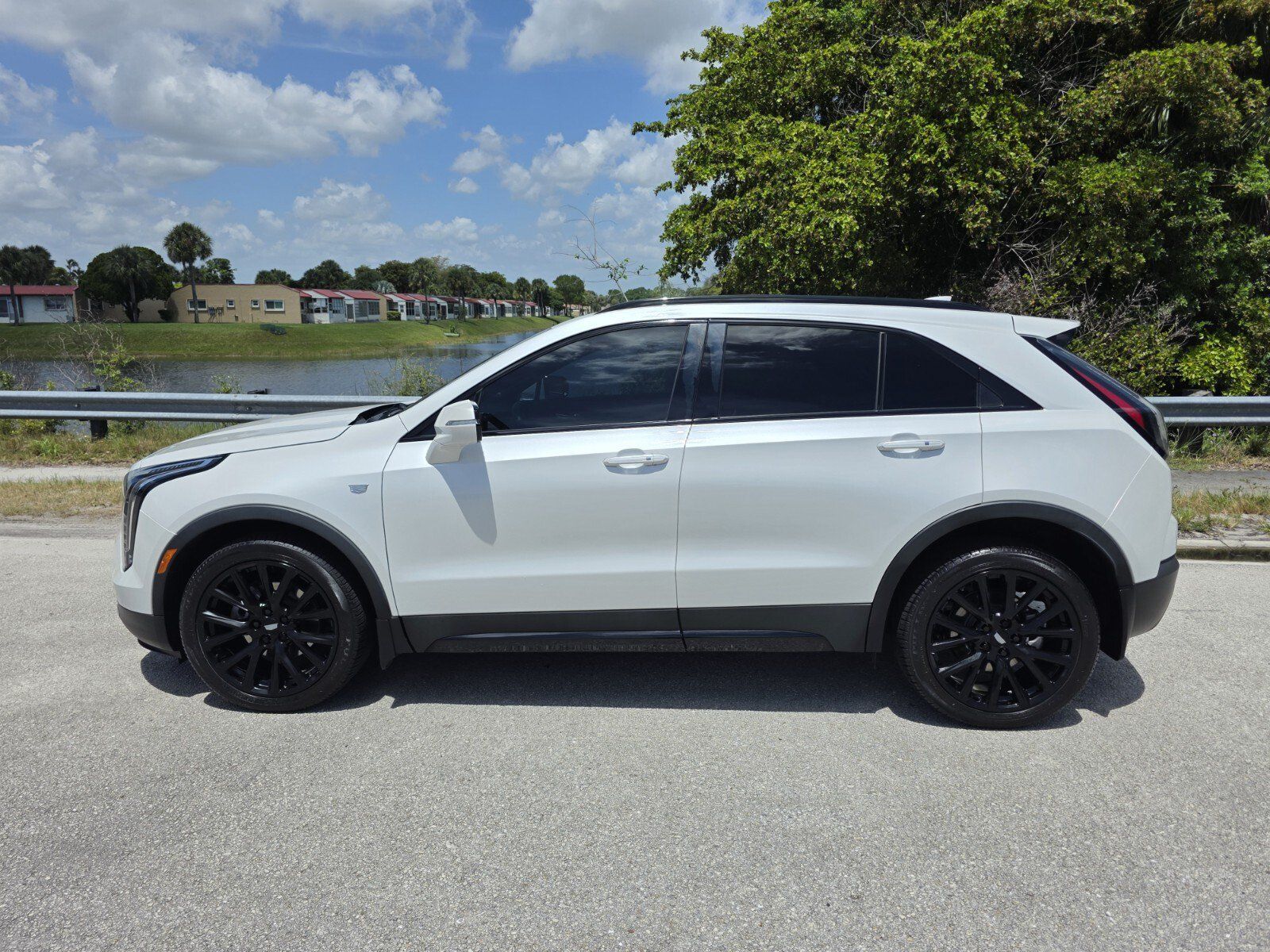 Used 2022 Cadillac XT4 Sport w/ LPO, ONYX Package FWD image 7