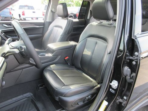 Used 2024 Jeep Grand Cherokee Limited w/ Black Appearance Package AWD/4WD image 19