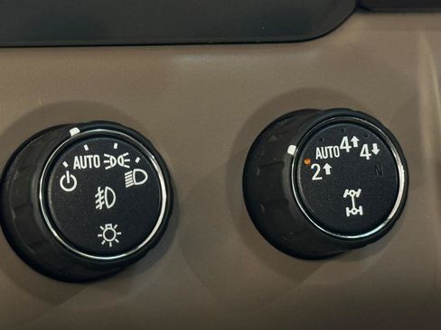 Used 2018 Chevrolet Suburban Premier AWD/4WD image 15