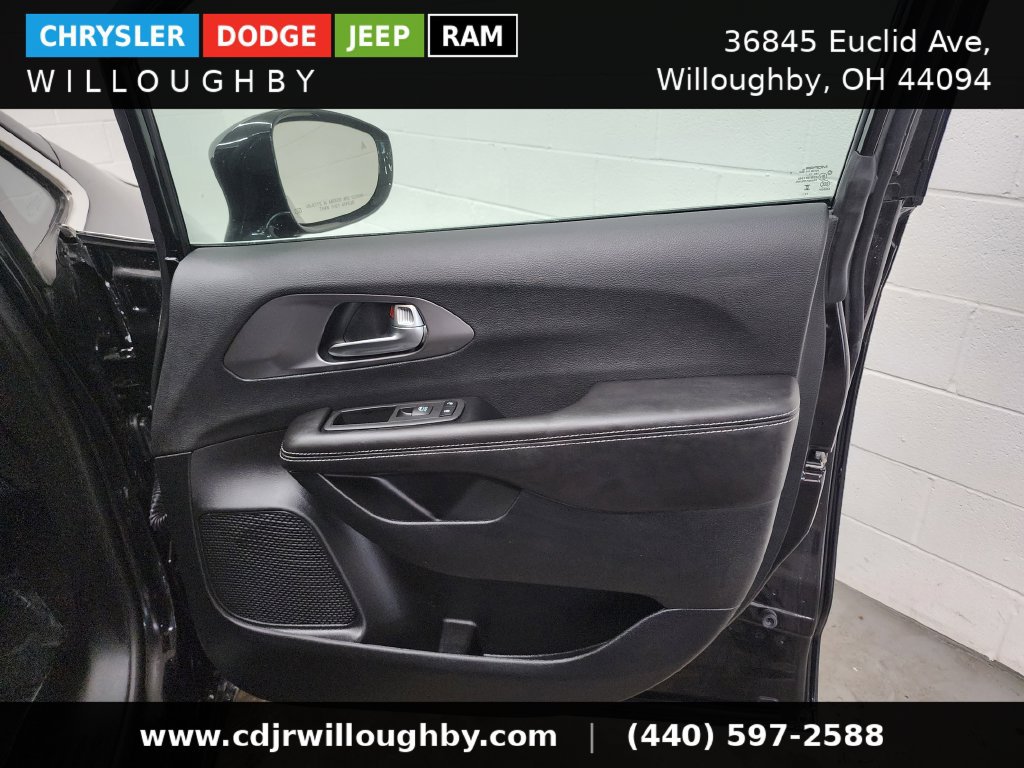 Used 2026 Chrysler Pacifica Select FWD image 31
