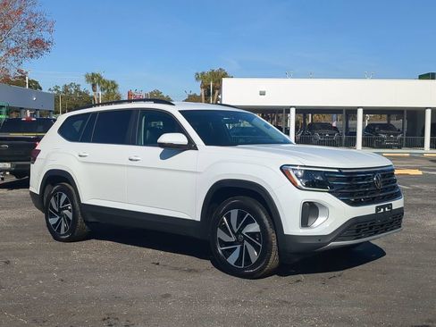 Used 2025 Volkswagen Atlas SE image 2