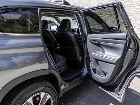 Used 2023 Toyota Highlander XLE AWD/4WD image 19