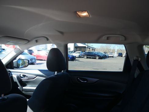 Used 2015 Nissan Rogue SV image 22