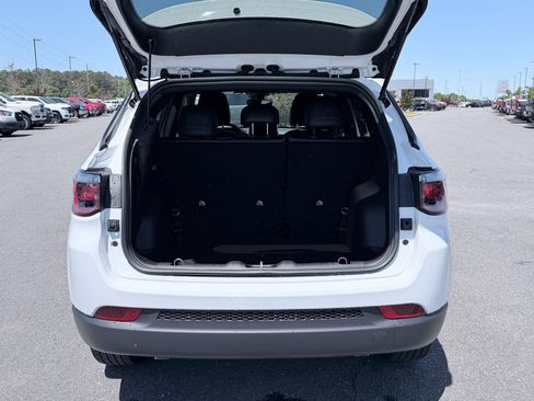 New 2026 Jeep Compass Latitude image 9