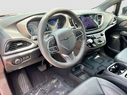 Used 2025 Chrysler Pacifica Select FWD image 9