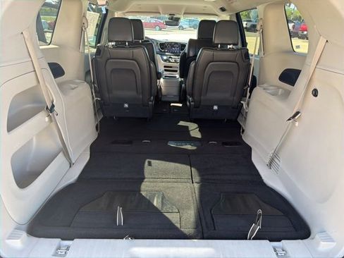Used 2023 Chrysler Pacifica Touring-L FWD image 39
