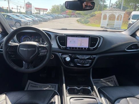 Used 2025 Chrysler Pacifica Limited FWD image 13