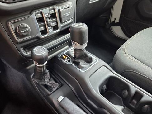 Used 2025 Jeep Wrangler Unlimited Sahara AWD/4WD image 33
