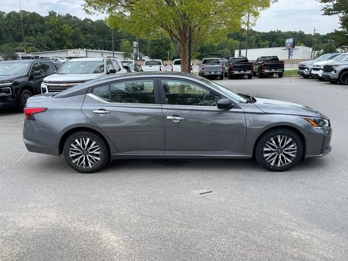 Used 2025 Nissan Altima 2.5 SV FWD image 8